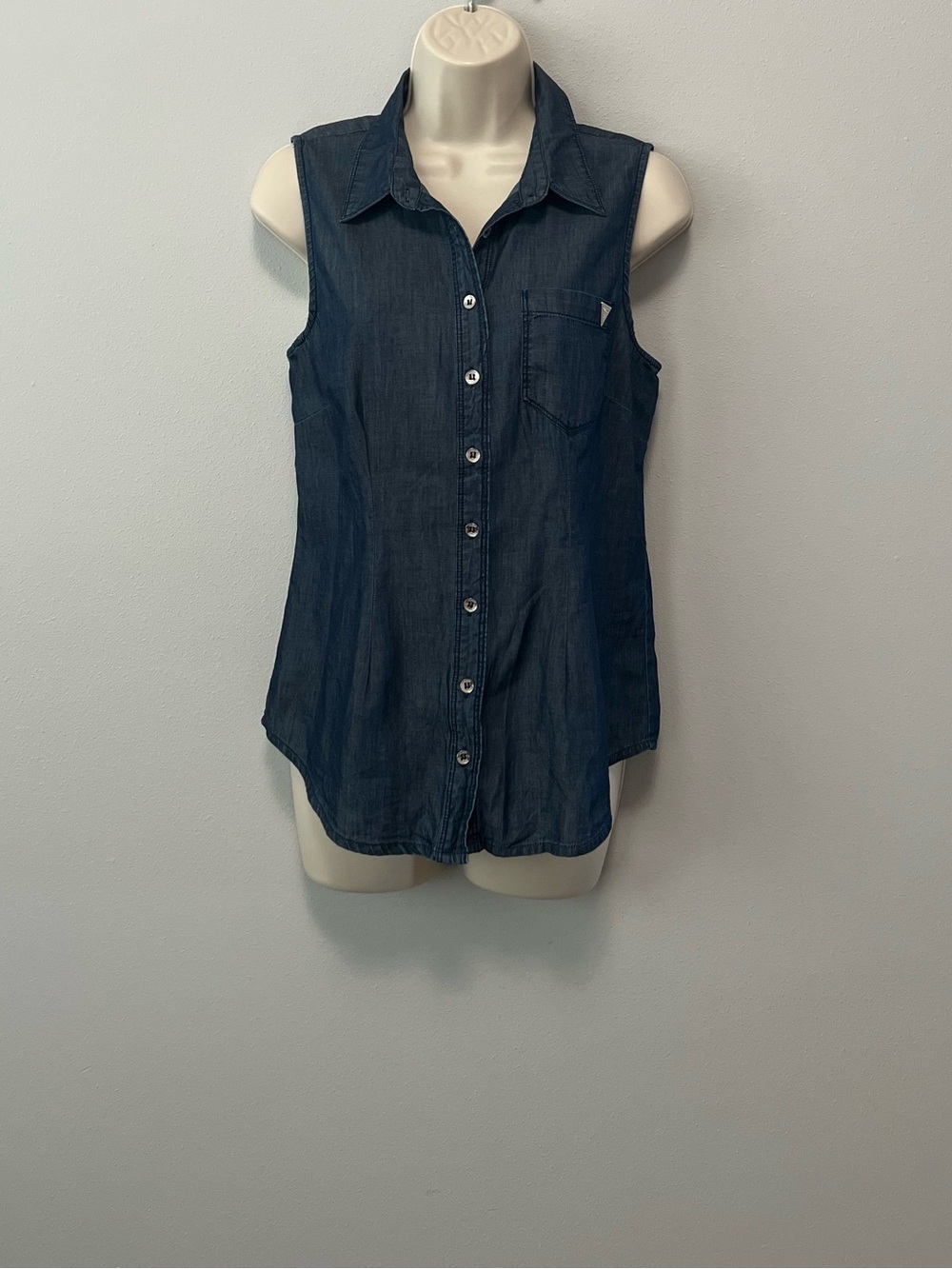 Guess Sleeveless Button-Down Top Size S